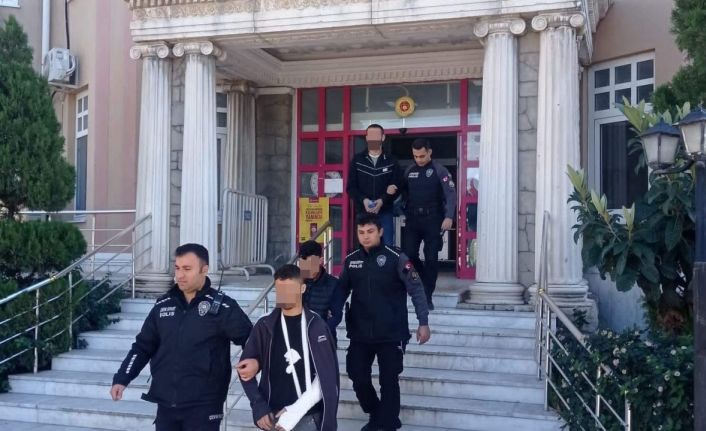 Villadan çaldıkları altınlar ile yakalandılar