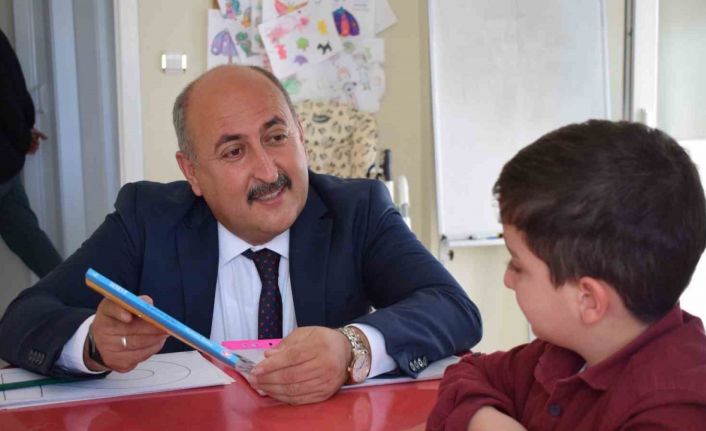 Yahşihan’da vatandaşlara okuma kitabı dağıtıldı