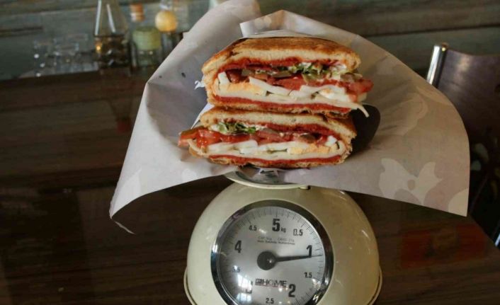 Yaptığı tostu kiloyla satıyor