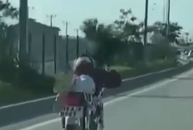 Yatarak motosiklet kullanan sürücü, polisten kaçamadı