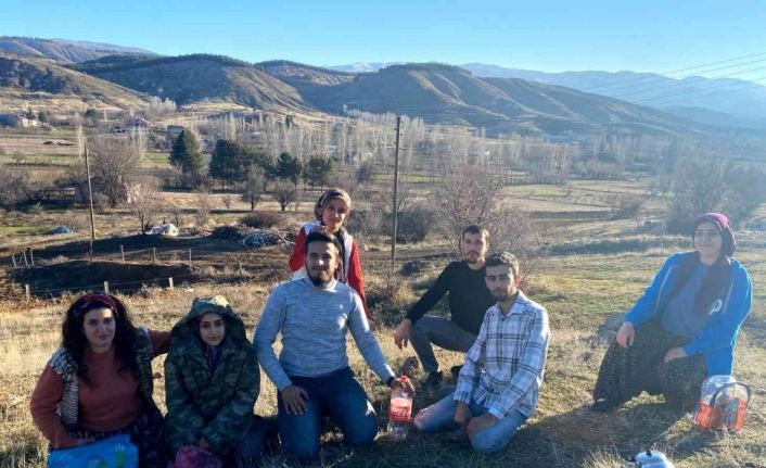 Yer aynı, arkadaşlar aynı, tarih farklı: Elazığ’da 7 çocukluk arkadaşı, 18 yıl sonra aynı yerde buluşup ayını fotoğrafı çektirdi