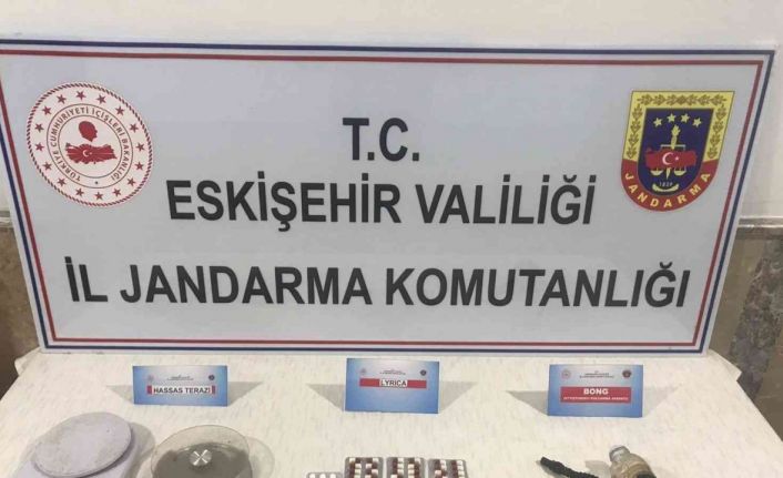 Yeşil reçeteli hap ticareti yapan şahıslar suçüstü yakalandı