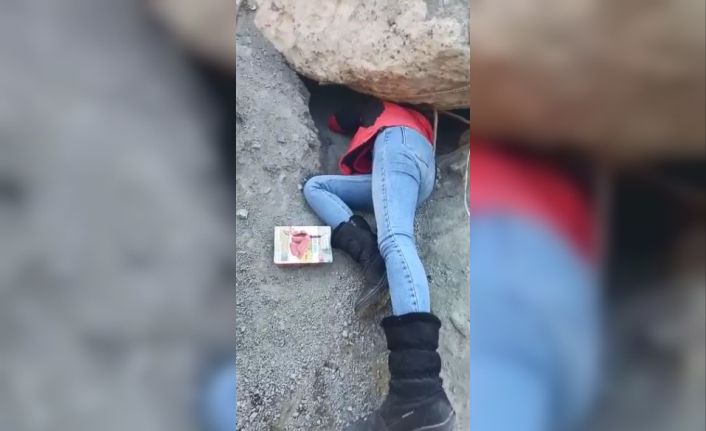 Yıkılan beton bloklarda mahsur kalan yavru köpekler, iş makinesi yardımıyla kurtarıldı