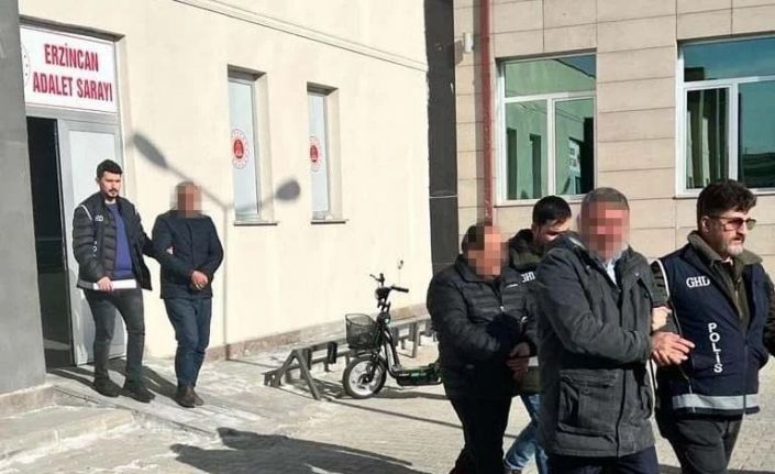 Yolcu otobüsünün deposunda kaçak göçmen taşıyan 3 kişi tutuklandı