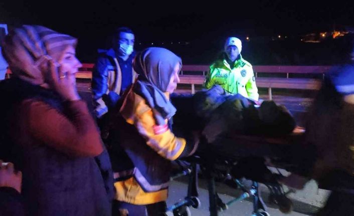 Yolda kalan sürücüye yardım etmek için duran karayolları ekibinin aracına tır çarptı: 3 yaralı