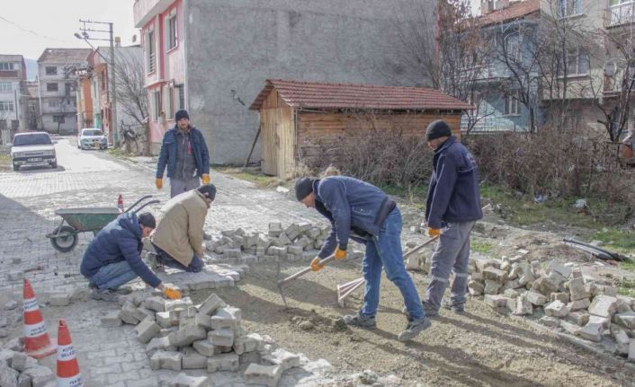 Yollar ve kaldırımlar yenileniyor