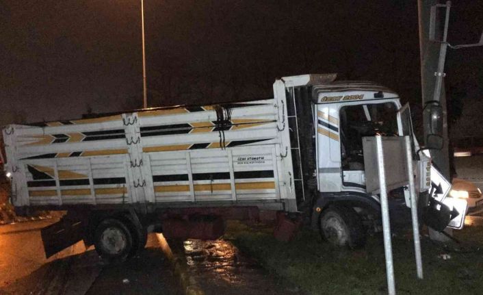 Yön tabelasının direğine çarptı: 2 yaralı