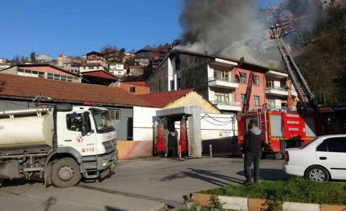 Zonguldak’ta dört katlı evin çatısı yandı