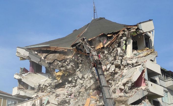 1999 Marmara Depreminde hasar almıştı, 24 yıl sonra yıkımına başlandı
