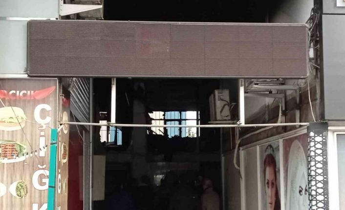 1 buçuk milyon lira değerindeki bilgisayar malzemesi yangında küle döndü