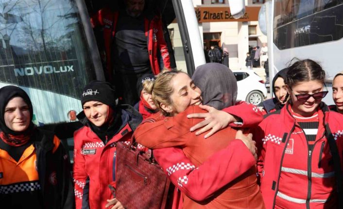 222 saat sonra gelen inanılmaz kurtuluşun kahramanları gözyaşlarıyla karşılandı