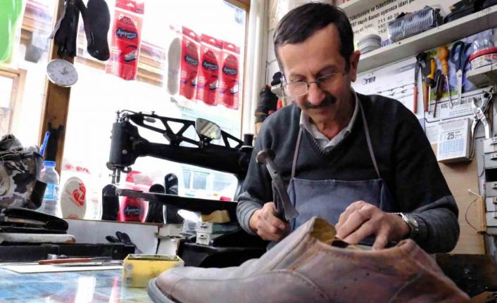 40 yıllık ayakkabı ustası mesleğini ilk günkü heyecanla devam ettiriyor