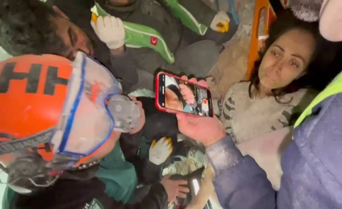 72 saat sonra enkazdan çıktı, ilk isteği eşinin sesini duymak oldu