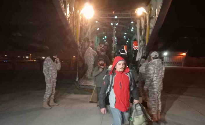 Adana’daki deprem bölgesinde çalışmalara katılan 60 kişilik askeri ve sivil ekip Türk Silahlı Kuvvetleri’ne ait uçakla İstanbul’a getirildi