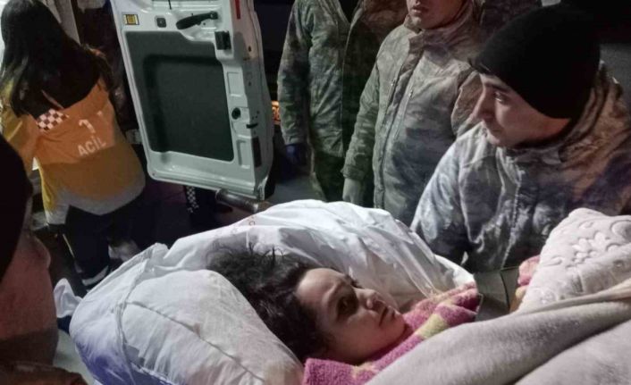 Adana’daki yaralı 49 depremzede ve 25 refakatçi Türk Silahlı Kuvvetleri’ne ait uçakla İstanbul’a getirildi