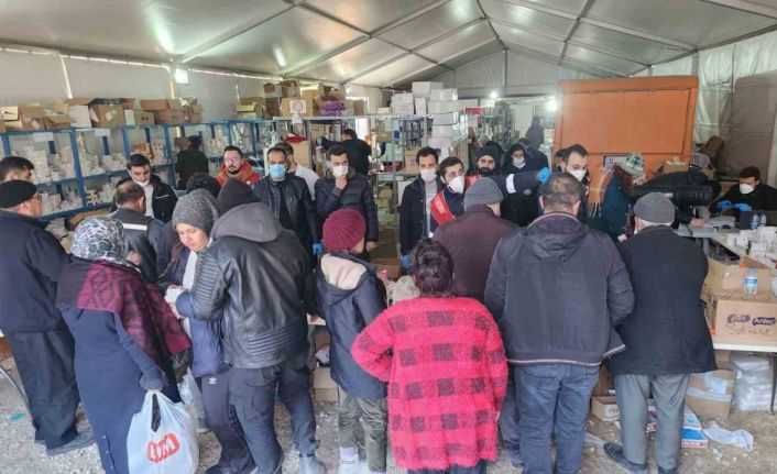 Adıyaman’da kurulan Türkiye’nin en büyük sahra eczanesi günde 7 bin kişiye hizmet veriyor