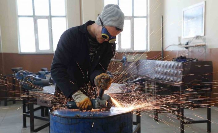 Ağrılı öğrenciler soba ve hijyen malzemesi üreterek afet bölgesine gönderiyor