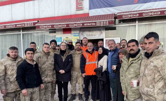 AK Partili Şahin Tin depremin merkez üstünde kepenk açan esnafla buluştu