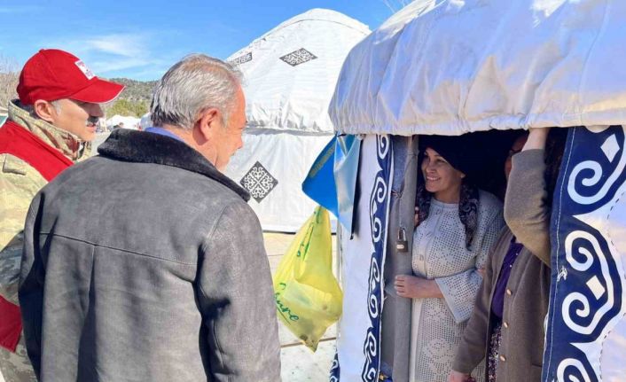 AK Partili Tin, Kırgız ve Kazak otağlarında kalan depremzedelerle buluştu