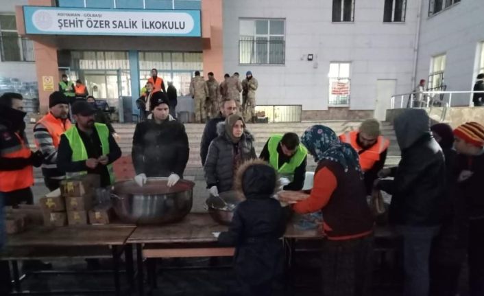 Akhisarlı öğrencilerin mutfağı 6 bin depremzedeye yemek hizmeti veriyor