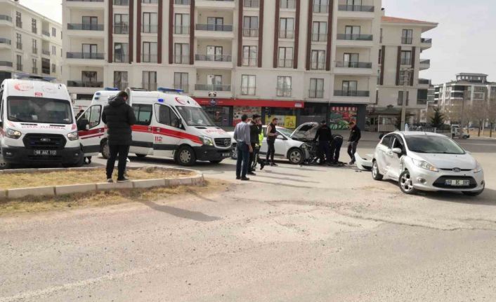 Aksaray’da 2 otomobil çarpıştı: 1 yaralı