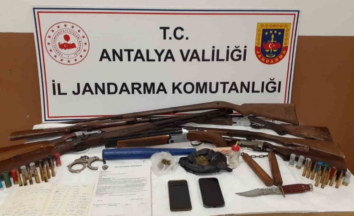 Alanya’da 5 otomobile silah zoruyla el koyan 3 şüpheliye tutuklama