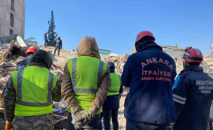 Ankara itfaiyesi K-9 dedektör köpekleri enkazlarda canlı arıyor