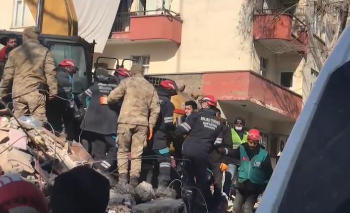 Anne ve 4 yaşındaki kızı 79 saat sonra enkazdan sağ olarak kurtarıldı