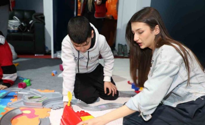 Antalya Büyükşehir Belediyesi Afet Yardım Merkezi’nde yürek ısıtan görüntüler