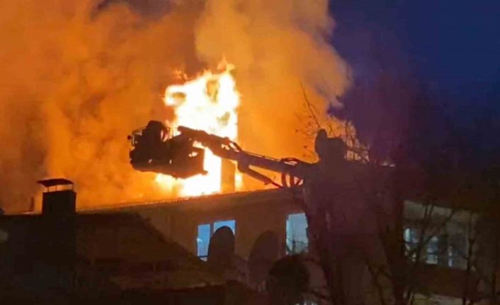 Apartmanın çatı katı alev alev yandı