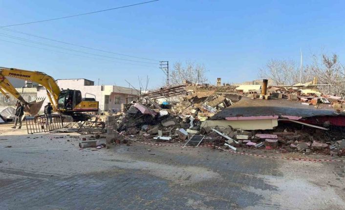 Araban’da acil ağır hasarlı binaların yıkımına başlandı