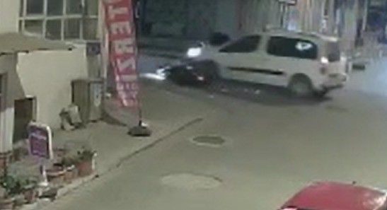Araçla çarpışan motosiklet sürücüsü metrelerce fırladı