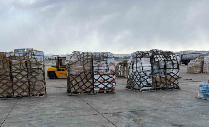 ASFAT ekipleri Hava Kuvvetlerine ait uçaklarla bölgeye insani yardım malzemeleri taşıyor
