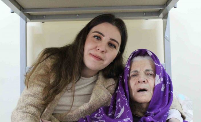 Asrın felaketinden kurtulan Bedriye teyze ve gönüllüler ’anne-kız’ gibi oldular