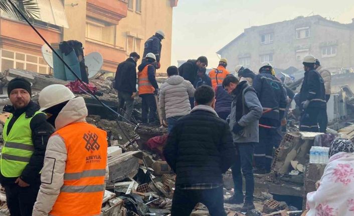 Atıeylül, afetzedelerin yanında