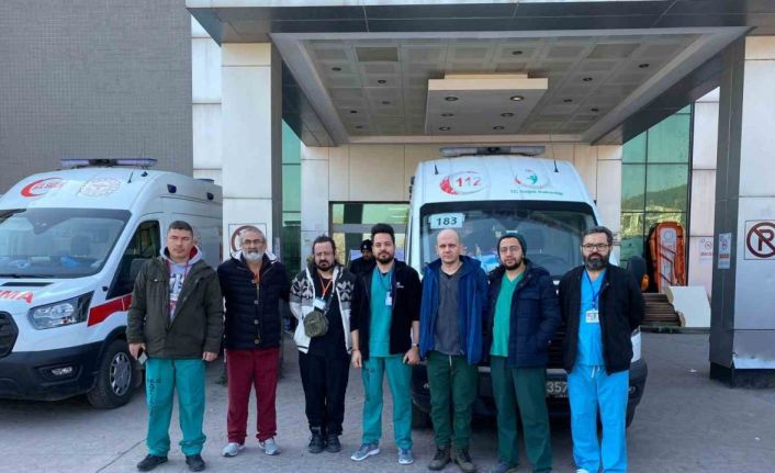 Aydın’dan Hatay’a gönüllü olarak giden 26 sağlık personeli depremzedelere hizmet veriyor