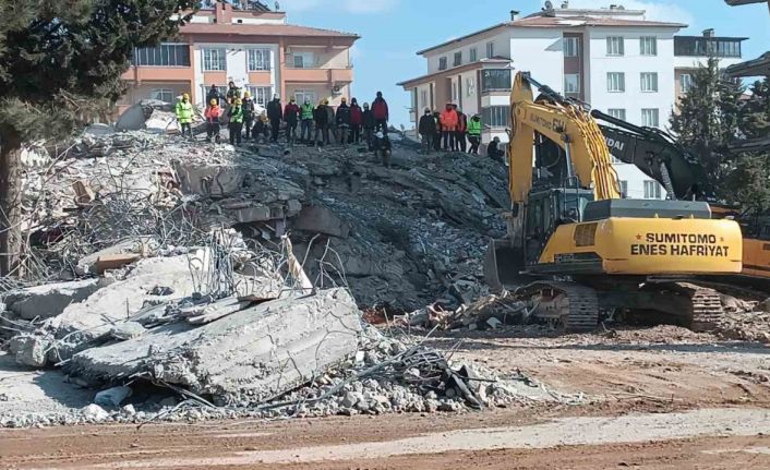 Ayşe-Mehmet Polat Sitesi’nde arama kurtarma çalışmaları 131 saattir sürüyor