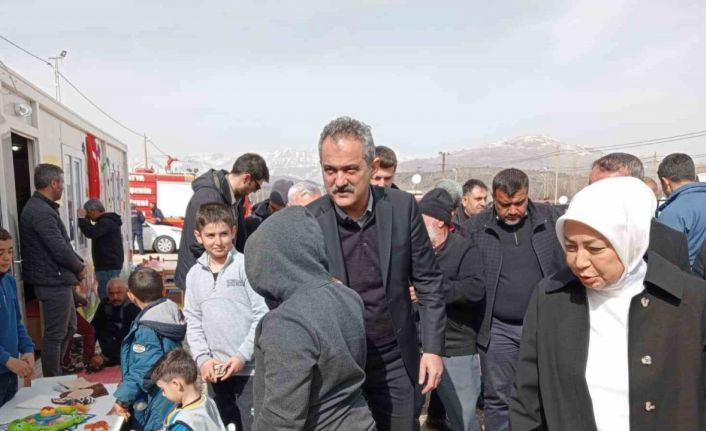 Bakan Özer, Doğanşehir’de konteyner kenti ziyaret etti