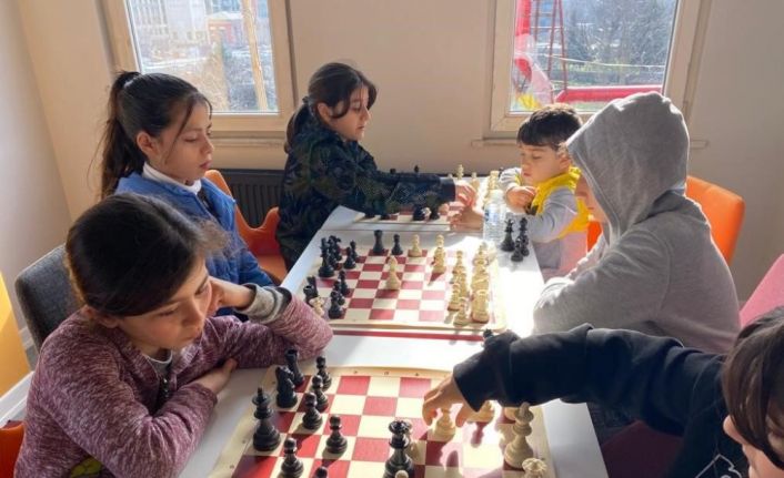 Balıkesir’de depremzede gençlere satranç eğitimi