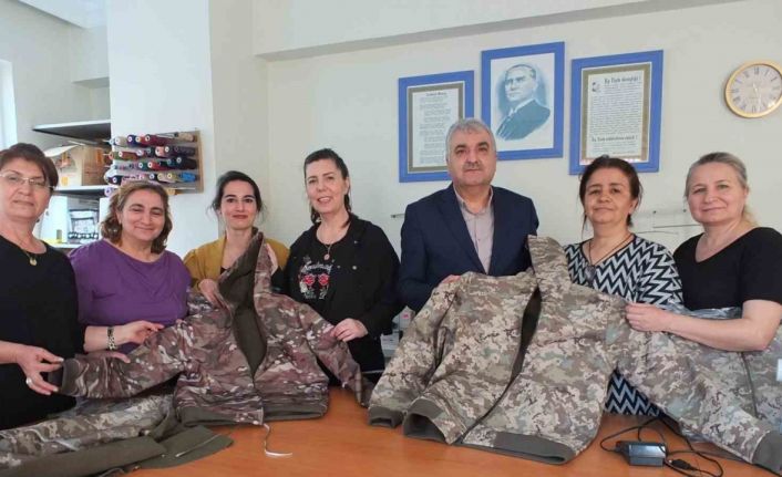 Balıkesir’de Halk Eğitimi öğretmenleri ve usta öğreticileri depremzedeler için üretmeye devam ediyor