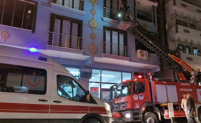 Banyoda kilitli kalan adamı itfaiye kurtardı