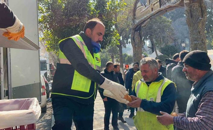 Başkan Altay, mobil mutfak tırı ve ekmek fırınında yemek dağıtımı yaptı