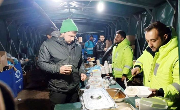 Başkan Çolakbayrakdar; “Depremin ilk saatlerinden itibaren gece-gündüz durmadan çalışıyoruz”