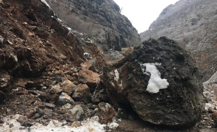 Batman’da köy yoluna düşen dev kayalar paniğe yol açtı