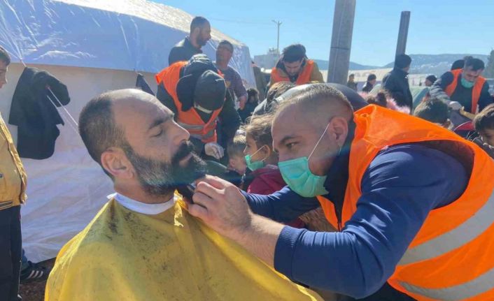 Bay ve bayan kuaförler bu kez depremzedeler için makas tuttu