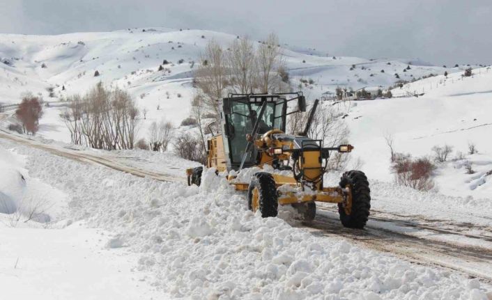 Bayburt’ta kar ve tipiden kapanan köy yolları ulaşıma açıldı
