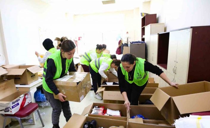 Bayraklı’dan deprem bölgesine 17 tır ve bir büyük kamyon dolusu yardım