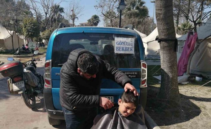 Berberden örnek davranış: İstanbul’daki dükkanını kapatıp hizmet için deprem bölgesine geldi