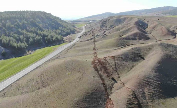 Binaları yıkan deprem doğaya da zara verdi, bölge havadan görüntülendi