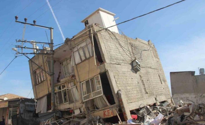 Binanın yaslandığı elektrik direği can kaybını önledi